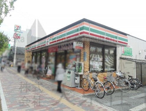 近くのセブンイレブン 八尾南本町1丁目店まで199m（徒歩3分）