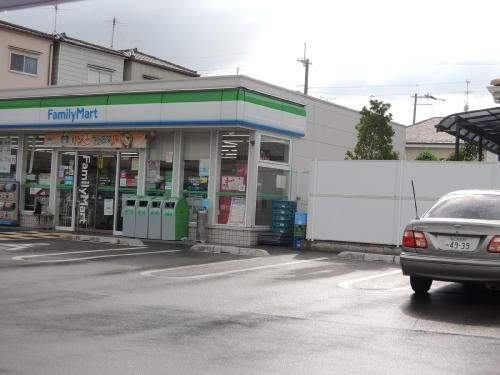 近くのファミリーマートまで475m（徒歩6分）