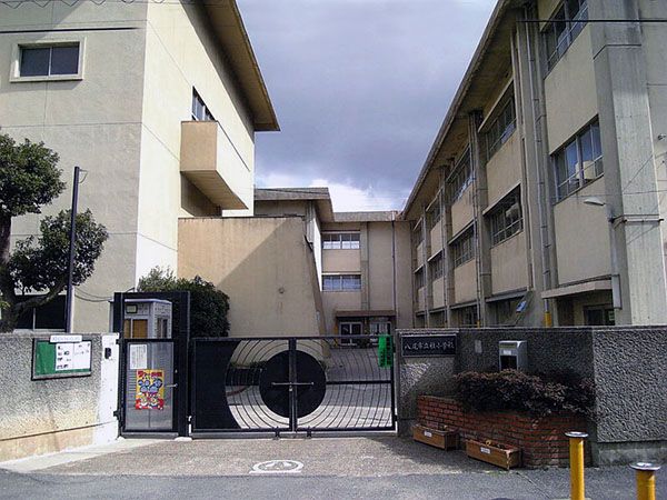 近くの八尾市立桂小学校まで342m（徒歩5分）
