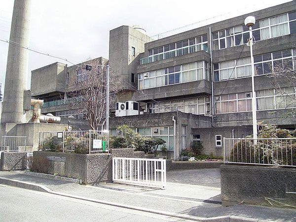 近くの八尾市立桂中学校まで466m（徒歩6分）