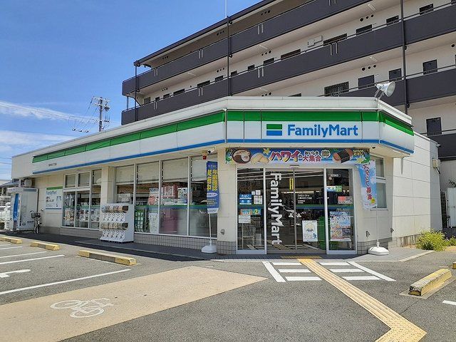 近くのファミリーマート八尾木北店様まで350m（徒歩5分）