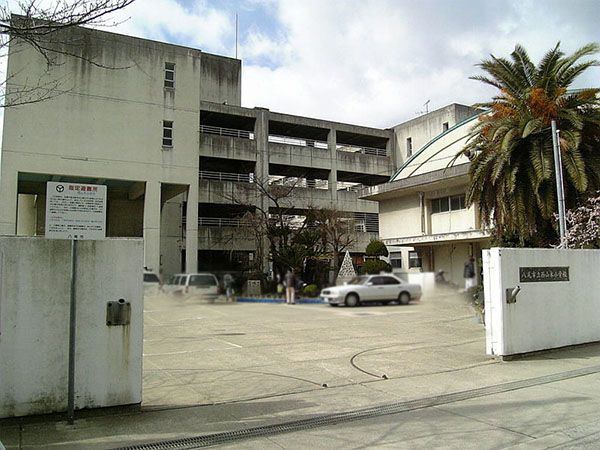 近くの西山本小学校まで570m（徒歩8分）