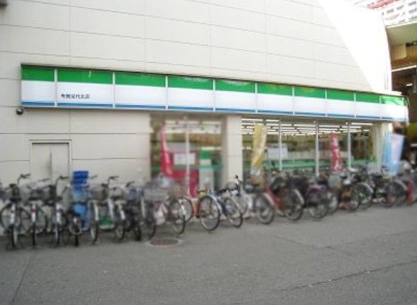 近くのファミリーマート 布施足代北店まで18m（徒歩1分）