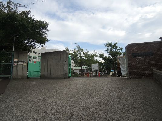 近くの柏原市立堅下南小学校まで866m（徒歩11分）