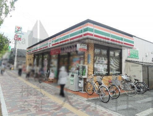 近くのセブンイレブン 八尾南本町1丁目店まで545m（徒歩7分）