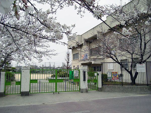 近くの八尾市立山本小学校まで569m（徒歩8分）