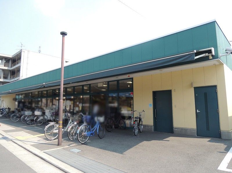 近くのスーパーマルヒ山本店まで438m（徒歩6分）