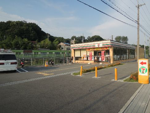 近くのセブンイレブン 柏原高井田店まで636m(徒歩8分)