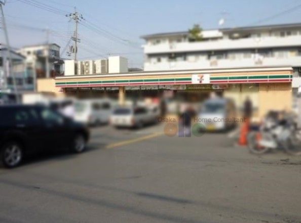 近くのセブンイレブン小阪本町2丁目店まで584m（徒歩8分）