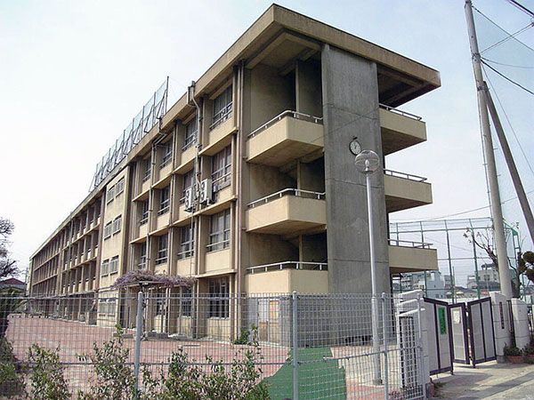 近くの八尾市立龍華中学校まで1,152m（徒歩15分）