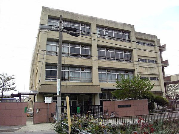 近くの用和小学校まで83m（徒歩2分）
