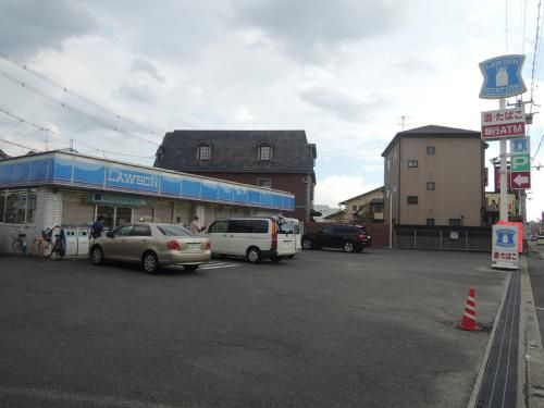 近くのローソン 八尾楠根町店まで350m（徒歩5分）