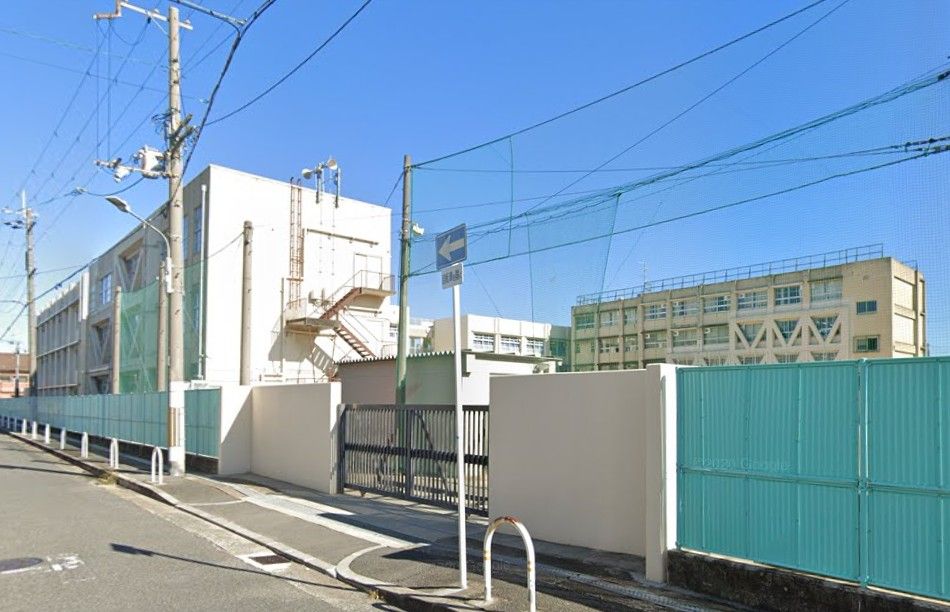 近くの東大阪市立上小阪中学校まで205m（徒歩3分）