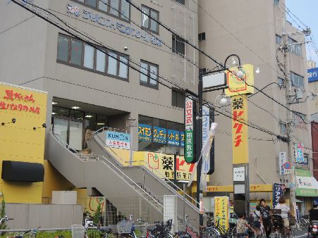 近くの薬ヒグチ 柏原駅前店まで849m（徒歩11分）