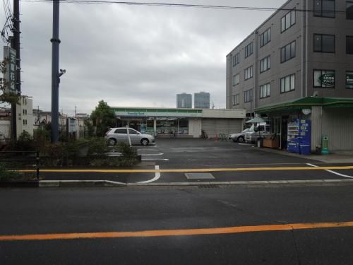 近くのファミリーマートまで367m（徒歩5分）