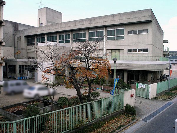 近くの高安西小学校まで500m（徒歩7分）