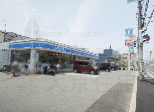 近くのローソン 八尾東山本新町三丁目店まで304m（徒歩4分）