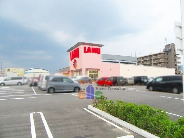 近くのラ・ムー東大阪店まで992m（徒歩13分）