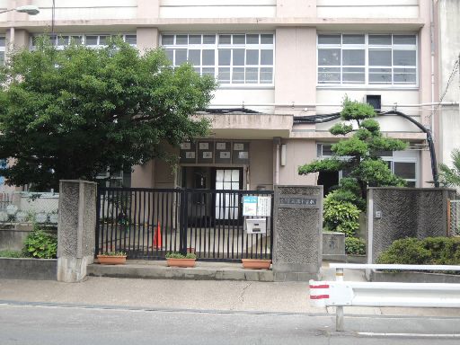 近くの東大阪市立長瀬中学校まで197m（徒歩3分）