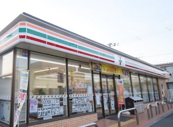 近くのセブンイレブン 東大阪衣摺4丁目店まで318m（徒歩4分）