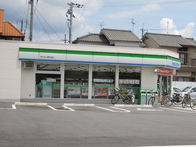 近くのファミリーマートまで183m（徒歩3分）