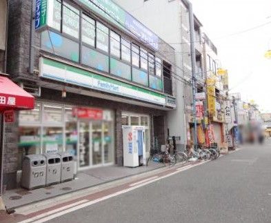 近くのファミリーマート近鉄長瀬駅前まで385m（徒歩5分）