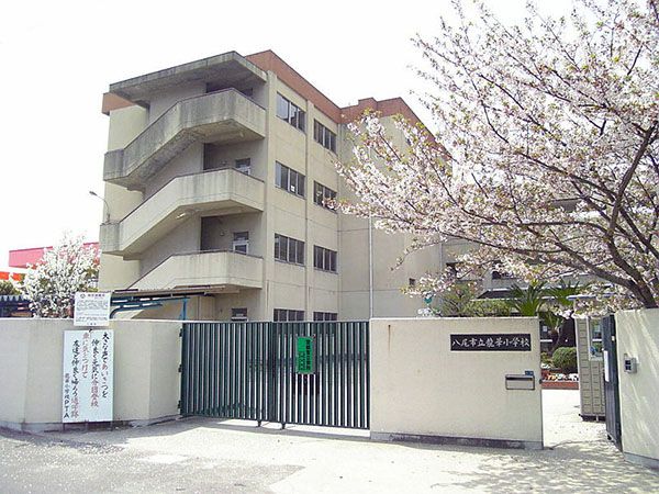 近くの八尾市立龍華小学校まで986m（徒歩13分）
