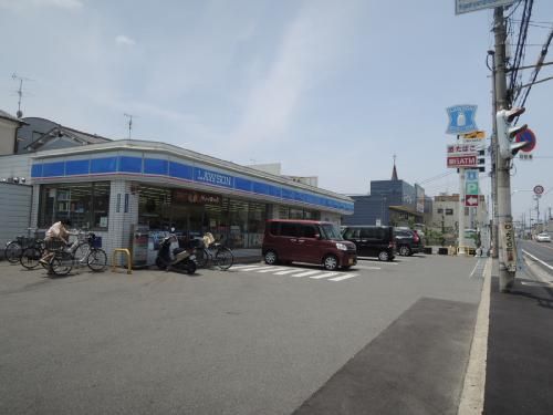 近くのローソンまで124m（徒歩2分）