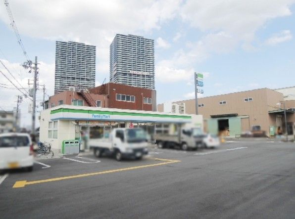 近くのファミリーマート 八尾跡部北の町店まで17m（徒歩1分）