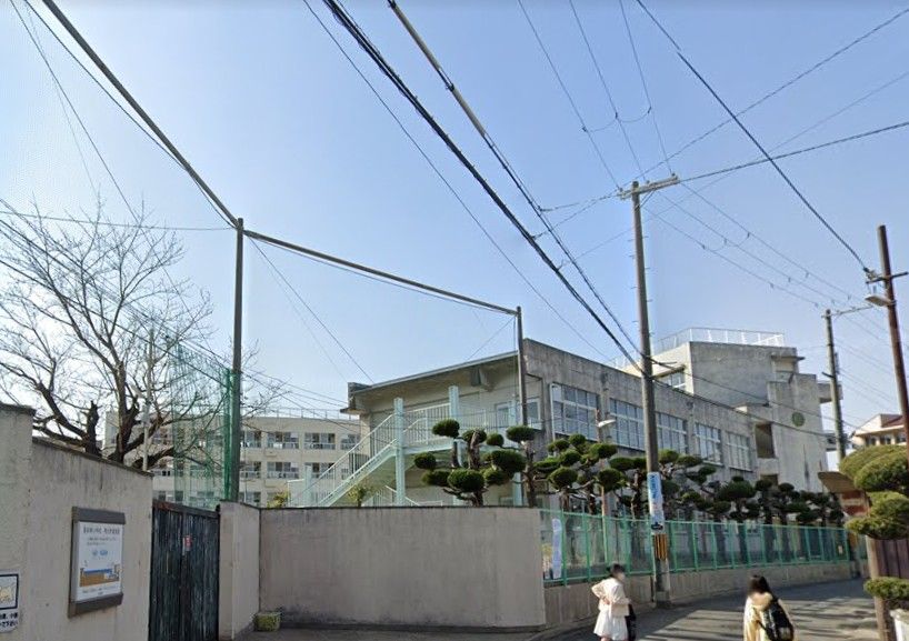 近くの東大阪市立英田南小学校まで338m（徒歩5分）
