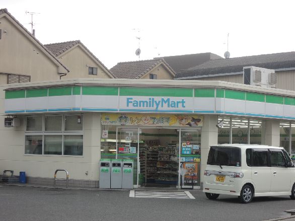 近くのファミリーマート 八尾楠根町店まで299m（徒歩4分）