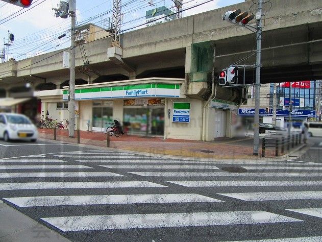 近くのファミリーマート 小阪駅前店まで833m（徒歩11分）