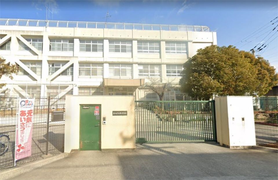 近くの東大阪市立弥刀中学校まで429m（徒歩6分）