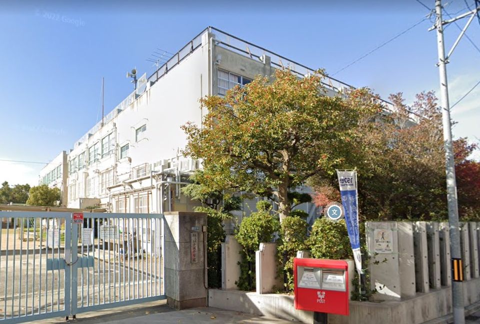 近くの東大阪市立小阪小学校まで277m（徒歩4分）