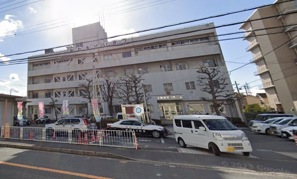 近くの河内警察署まで865m（徒歩11分）