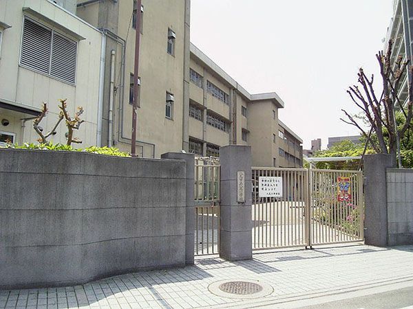 近くの八尾小学校まで236m（徒歩3分）