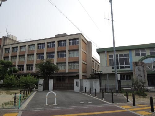 近くの柏原市立柏原小学校まで302m(徒歩4分)