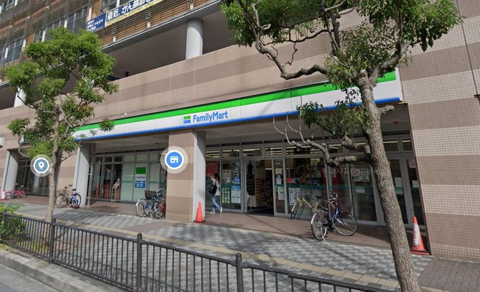 近くのファミリーマート 近鉄若江岩田駅前店まで210m（徒歩3分）