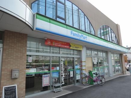 近くのファミリーマート若江南町店まで357m（徒歩5分）
