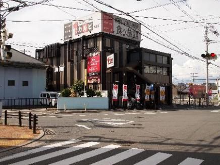 近くのワンカルビ若江南店まで560m（徒歩7分）