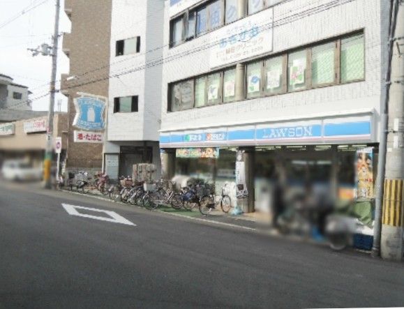 近くのローソンプラス 佐堂町三丁目店まで584m(徒歩8分)