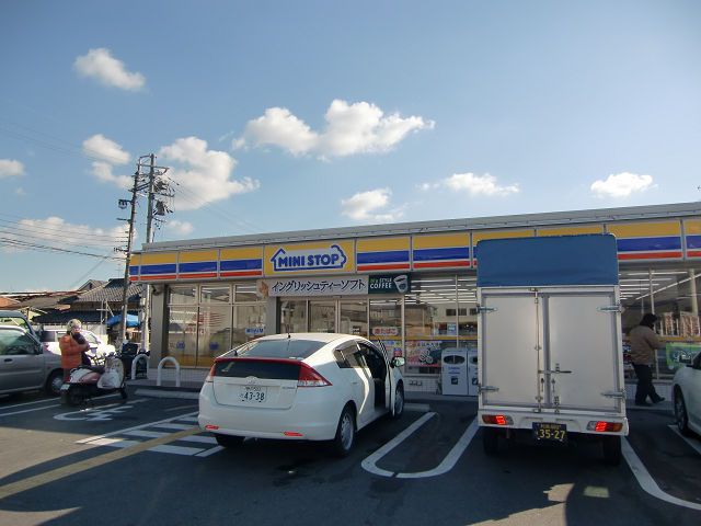 近くのミニストップ 八尾太田店まで530m（徒歩7分）