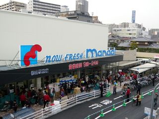 近くのスーパー万代 桃谷駅前店まで1,302m（徒歩17分）