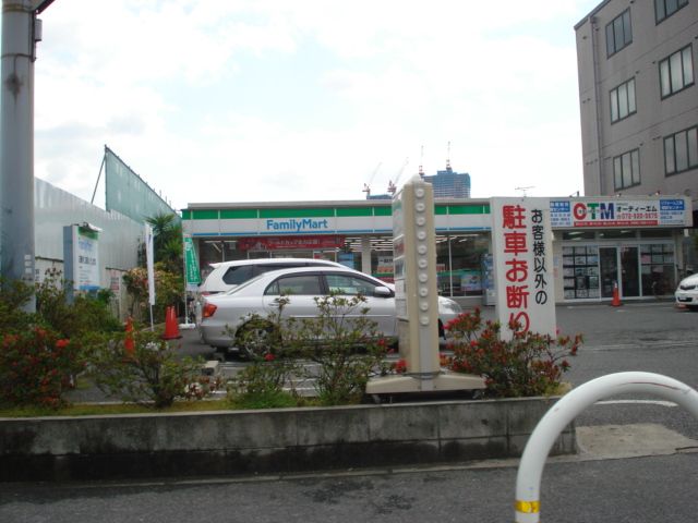 近くのファミリーマートまで100m（徒歩2分）