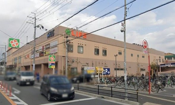 近くのライフ 八戸ノ里店まで136m（徒歩2分）