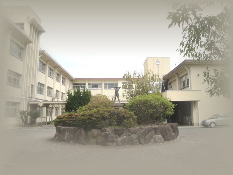 近くの柏原市立玉手小学校まで530m（徒歩7分）