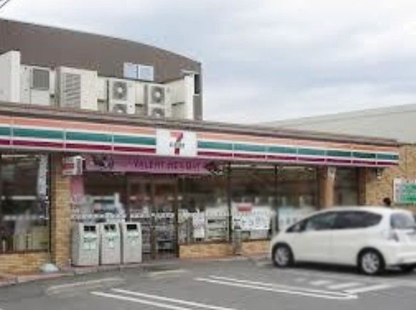 近くのファミリーマート 近鉄河内花園駅店まで611m（徒歩8分）