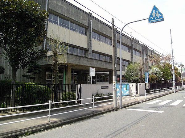 近くの竹渕小学校まで400m（徒歩5分）