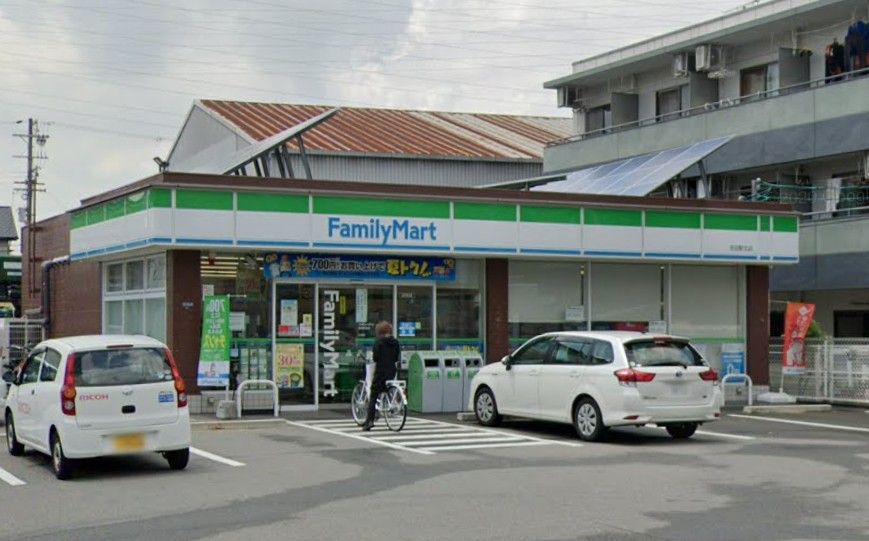 近くのファミリーマート 吉田駅南店まで522m（徒歩7分）