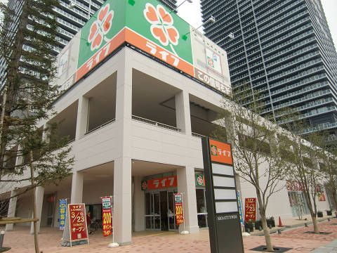 近くのライフ 久宝寺駅前店まで446m（徒歩6分）